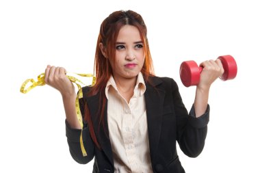 Dambıl ve ölçüm bandı ile Asyalı kadın bitkin.