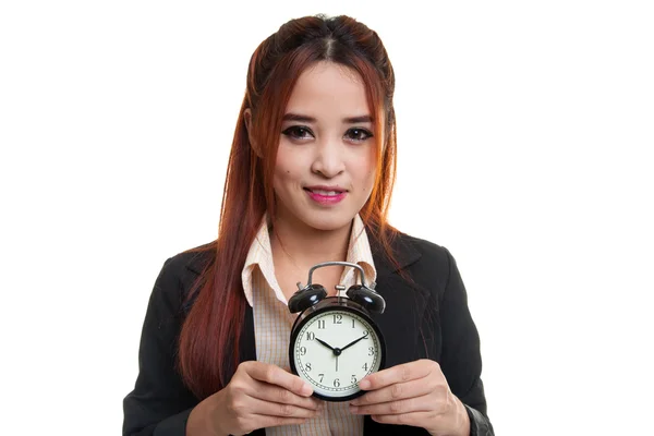 Jeune femme d'affaires asiatique sourire avec une horloge . — Photo