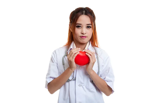 Asiatische junge Ärztin halten ein rotes Herz. — Stockfoto