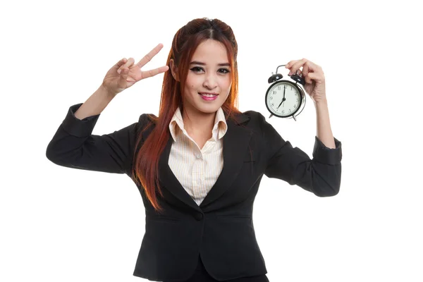 Joven mujer de negocios asiática muestra signo de victoria con un reloj . —  Fotos de Stock