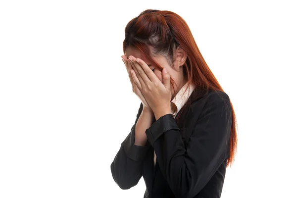 Traurige junge asiatische Geschäftsfrau weint mit Palme ins Gesicht. — Stockfoto