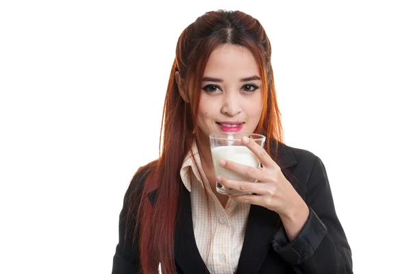 Gesunde asiatische Frau trinkt ein Glas Milch. — Stockfoto