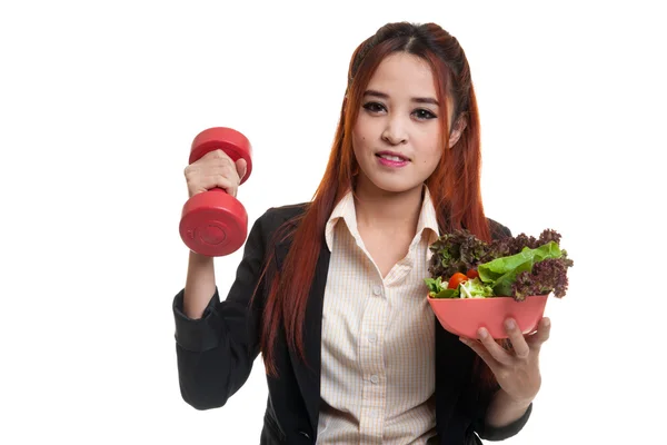 Femme d'affaires asiatique en bonne santé avec haltères et salade . — Photo