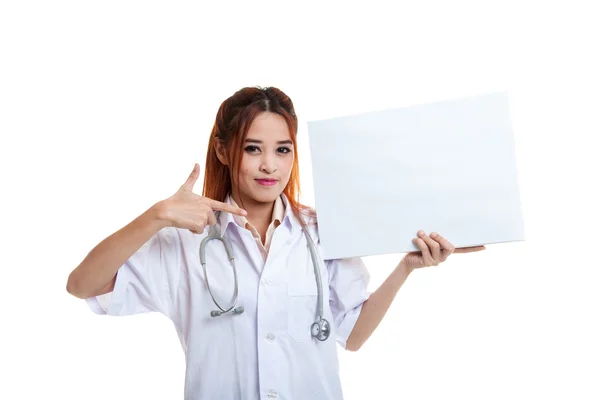 Jovem asiática médica apontar para um sinal em branco . — Fotografia de Stock