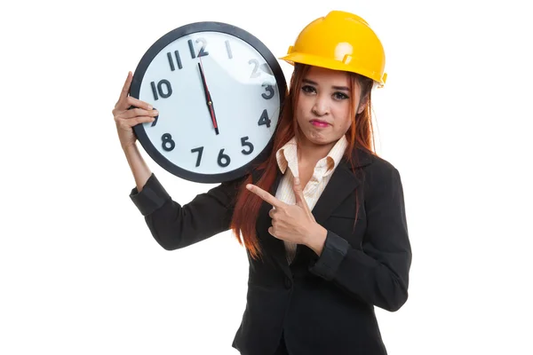 Azjatycki inżynier kobieta w zły nastrój z zegarem. — Zdjęcie stockowe