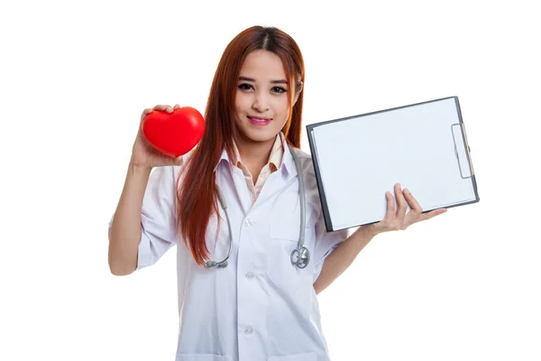 Jovem asiática médica com coração vermelho e área de transferência em branco . — Fotografia de Stock