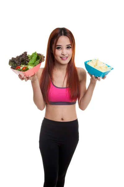 美しいアジアの健康的な女の子のサラダとポテトチップス. — ストック写真
