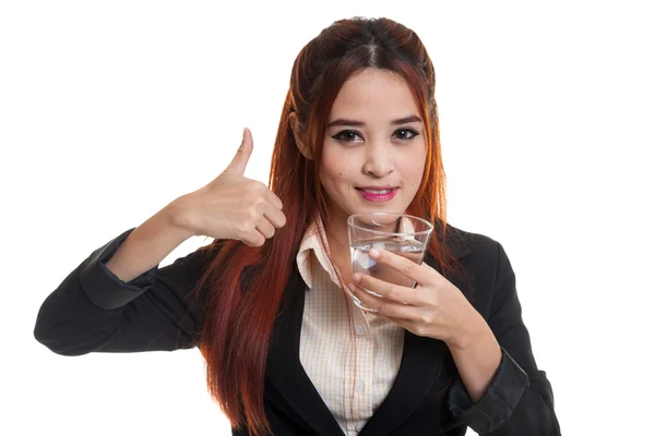 Jonge Aziatische vrouw duimen omhoog met een glas drinkwater. — Stockfoto