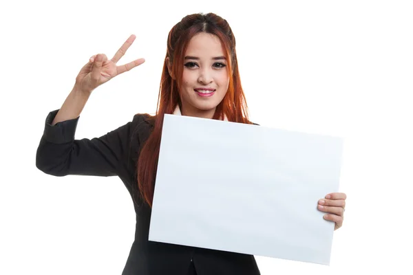 Jovem mulher de negócios asiática mostrar sinal de vitória com sinal em branco . — Fotografia de Stock