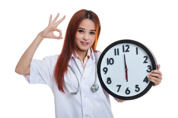 Joven asiática médico show OK con un reloj . —  Fotos de Stock