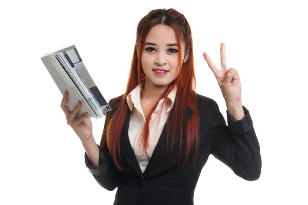 Joven mujer de negocios asiática mostrar signo vencedor con un libro . —  Fotos de Stock
