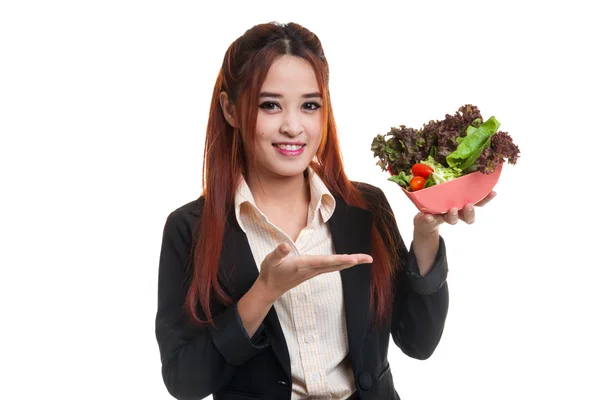 Gezonde Aziatische zakenvrouw met salade. — Stockfoto