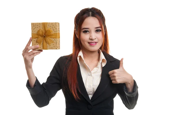 Jonge Aziatische zakelijke vrouw duimen omhoog met een geschenkdoos. — Stockfoto