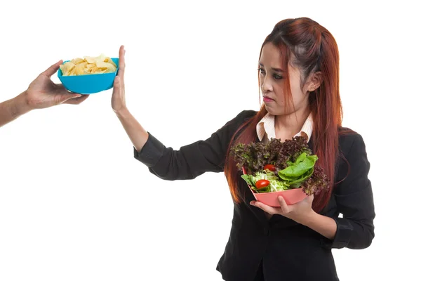 Jonge Aziatische vrouw met salade nee zeggen tegen potato chips. — Stockfoto