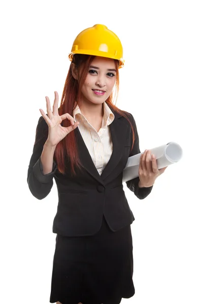 Asiatico ingegnere donna con cianografie spettacolo OK mano segno . — Foto Stock