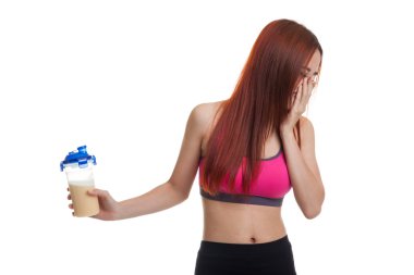 Güzel Asyalı sağlıklı kız nefret peynir altı suyu proteini.