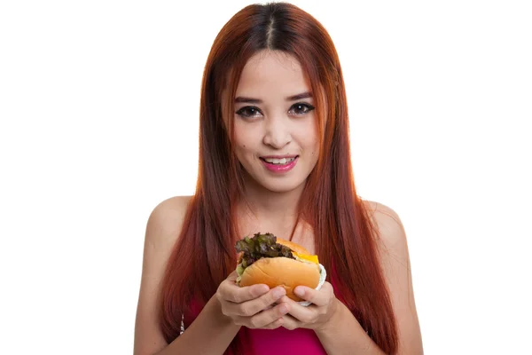 Hermosa chica sana asiática disfrutar de comer hamburguesa . — Foto de Stock