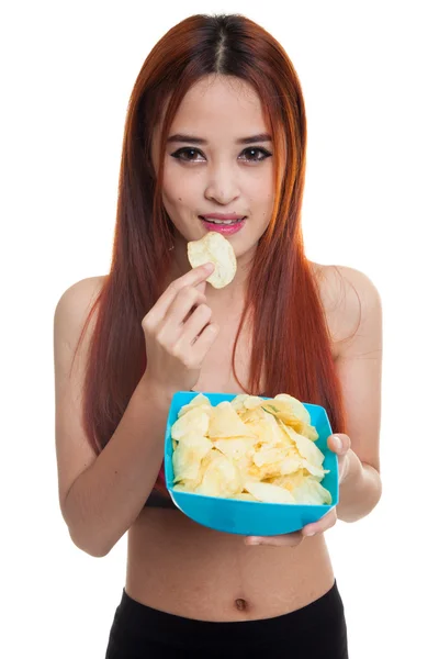 Schöne asiatische gesunde Mädchen essen Kartoffelchips. — Stockfoto