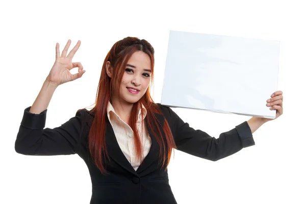 Joven mujer de negocios asiática muestran OK con blanco signo en blanco . — Foto de Stock