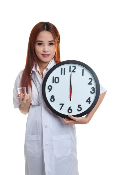 Mladé asijské ženského lékaře úsměv s hodinami a prášky. — Stock fotografie
