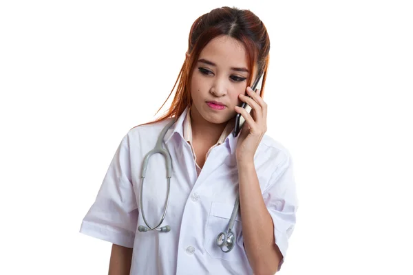 Asiático jovem médico mulher com estetoscópio usar telefone móvel . — Fotografia de Stock