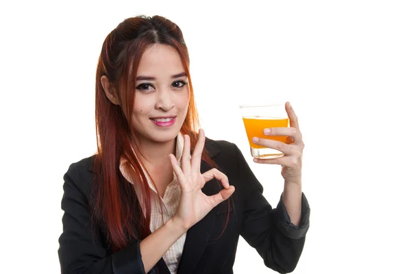 Jonge Aziatische vrouw Toon Ok drinken sinaasappelsap. — Stockfoto