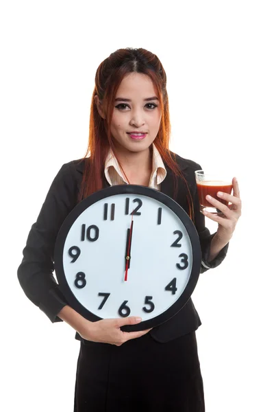 Jeune femme d'affaires asiatique avec jus de tomate et horloge . — Photo