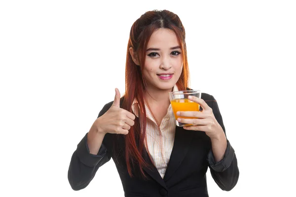 Jovem mulher asiática polegares até beber suco de laranja . — Fotografia de Stock
