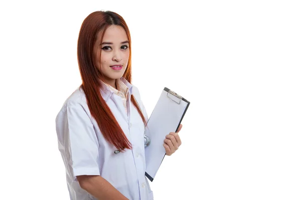 Young Asian female doctor hold a clipboard. — Stock Photo, Image