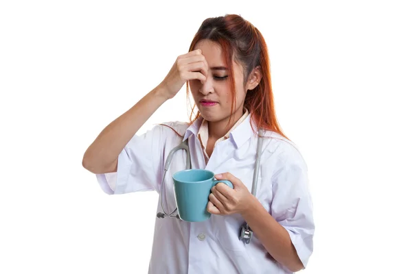 Asiatico giovani femmina medico ottenuto mal di testa con un tazza di caffè . — Foto Stock