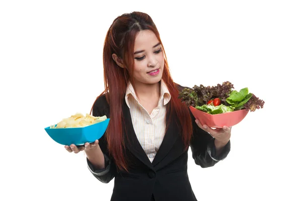 Jovem mulher de negócios asiática com batatas fritas e salada . — Fotografia de Stock