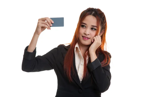 Feliz joven asiática mujer de negocios con una tarjeta en blanco . — Foto de Stock