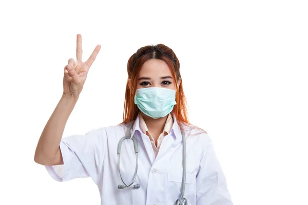 Молодая азиатская женщина-врач показывает знак победы . — стоковое фото