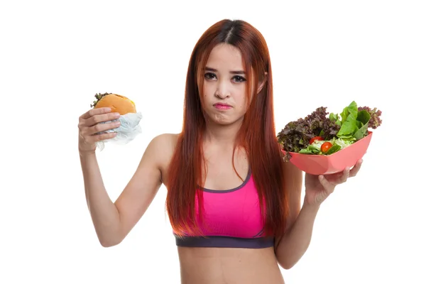 Kaunis aasialainen terve tyttö salaatilla ja hampurilaisella . — kuvapankkivalokuva