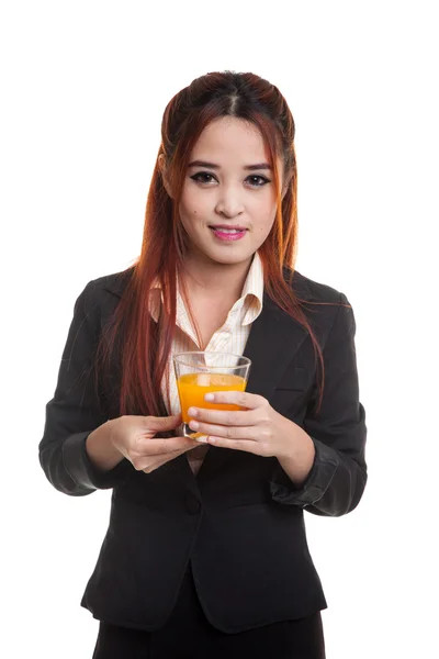 Joven mujer asiática beber jugo de naranja . — Foto de Stock