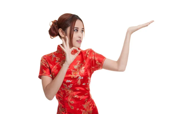 Азиатская девушка в китайском платье Чонгсам шоу ОК с пустым местом — стоковое фото