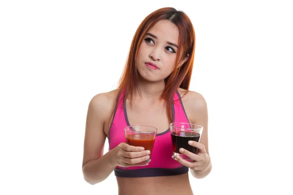 Bella ragazza asiatica sana con succo di pomodoro e bevande cola . — Foto Stock