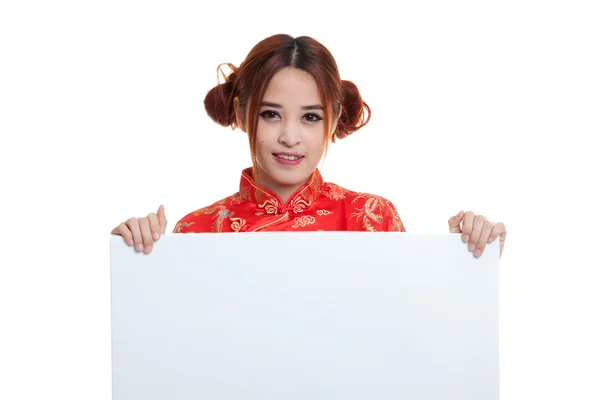 Asian girl in chinese cheongsam dress with  red blank sign. — Stock Photo, Image