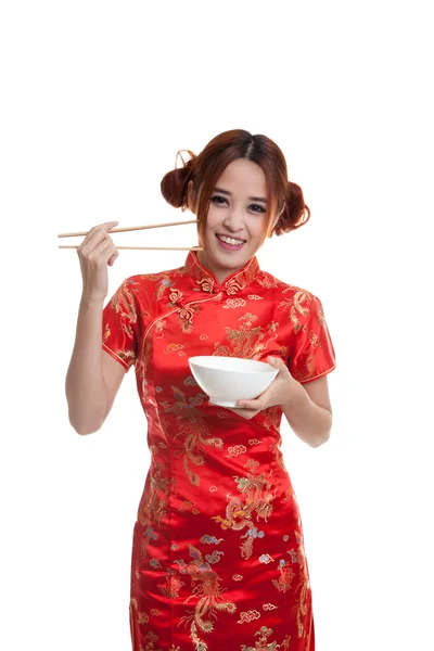 Asyalı kız cheongsam Çin yemek çubukları ile elbise. — Stok fotoğraf