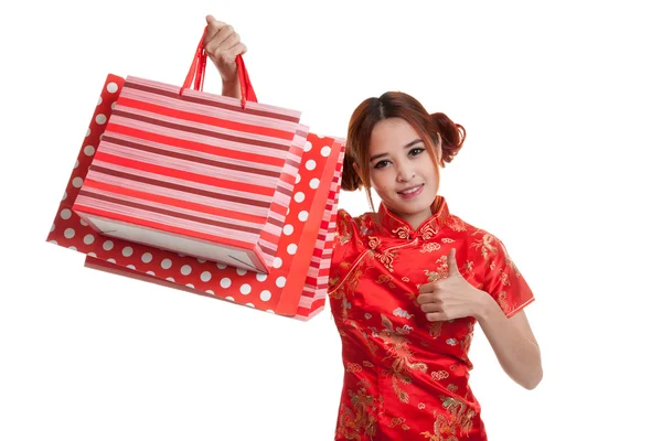 Asiatisk tjej i kinesiska cheongsam klänning med shopping väska. — Stockfoto