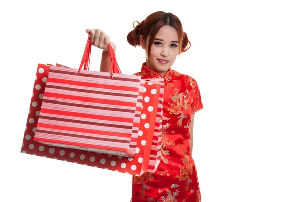 Chica asiática en cheongsam chino vestido con bolsa de compras . — Foto de Stock