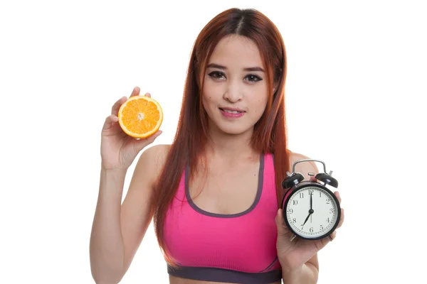 Азиатская здоровая девочка с апельсином и часами . — стоковое фото