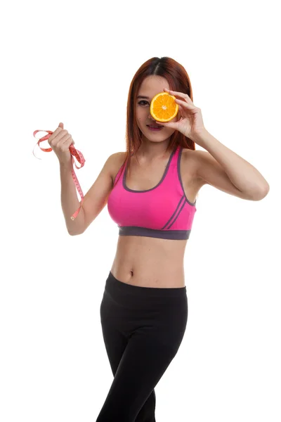 Ασιατικό κορίτσι υγιεινή δίαιτα με πορτοκαλί φρούτα και μεζούρα. — Φωτογραφία Αρχείου
