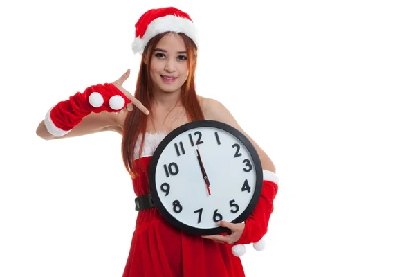 Dziewczyna azjatyckich Boże Narodzenie Santa Claus wskaż zegara o północy. — Zdjęcie stockowe