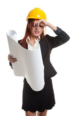 Asya mühendisi kadın planları ile çalıştı.