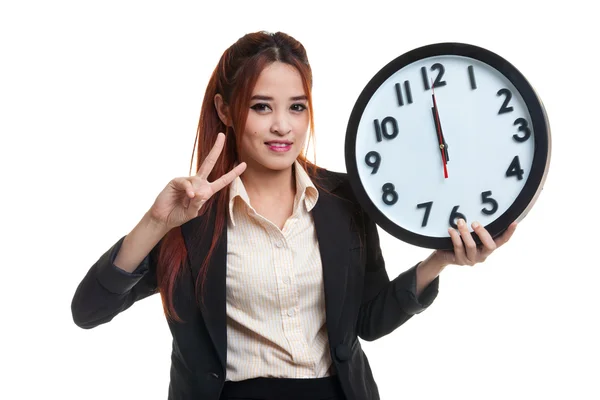 Joven mujer de negocios asiática muestra signo de victoria con un reloj . — Foto de Stock