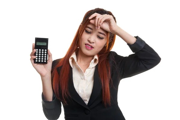 Asiática mujer de negocios tiene dolor de cabeza con calculadora . — Foto de Stock