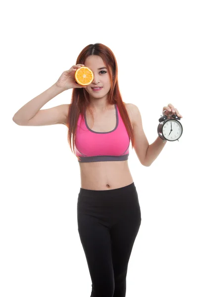 Belle asiatique fille en bonne santé avec orange et horloge . — Photo