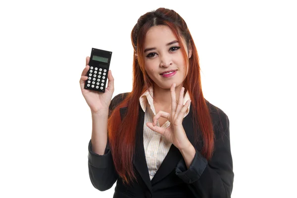 Asiático mulher de negócios mostrar OK com calculadora . — Fotografia de Stock