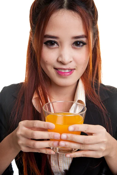 Joven mujer asiática beber jugo de naranja . —  Fotos de Stock